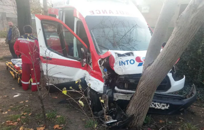 В Одесі швидка в'їхала у дерево: є постраждалі (фото)