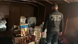 У Луцьку знайшли гаражі, звідки постачали на ринок безакцизні цигарки й алкоголь (фото)