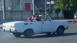 По-багатому: у Луцьку помітили дуже стильний кабріолет (відео)