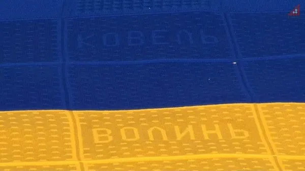В'язаний клаптик ковельської майстрині Оксани Шпарук для найбільшого прапора України.