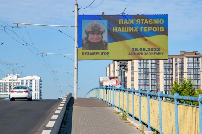 Пам'ятаємо: у Луцьку на бігбордах розмістили фотографії та імена загиблих Героїв (фото)