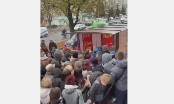 Рвали одяг і майже вибили двері: у Рівному юнаки ломилися у «секонд» (відео)