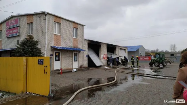 Біля Луцька на підприємстві, де встановлюють газ на авто, зайнялася машина (фото)