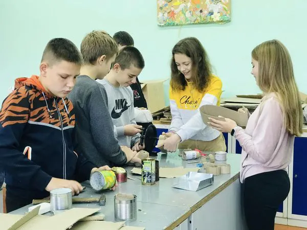 У Баєві школярі на уроках трудового навчання виготовляють окопні свічки (фото)