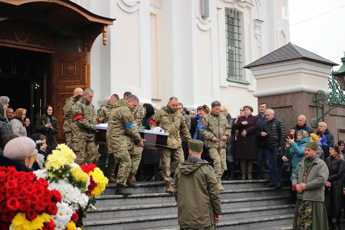У Луцьку на колінах попрощалися зі ще одним загиблим Героєм (фото)