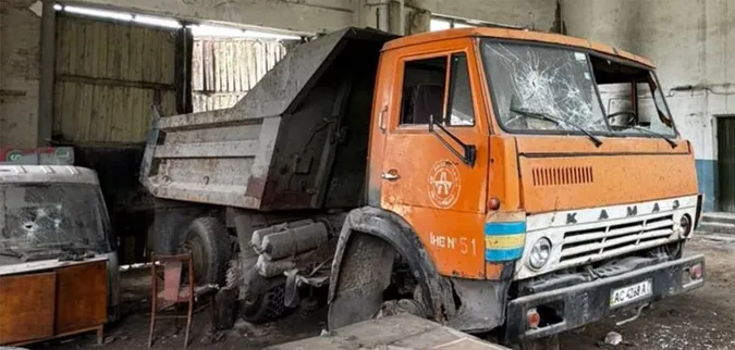 У Луцьку вандали потрощили спецтехніку на базі Волинського облавтодору