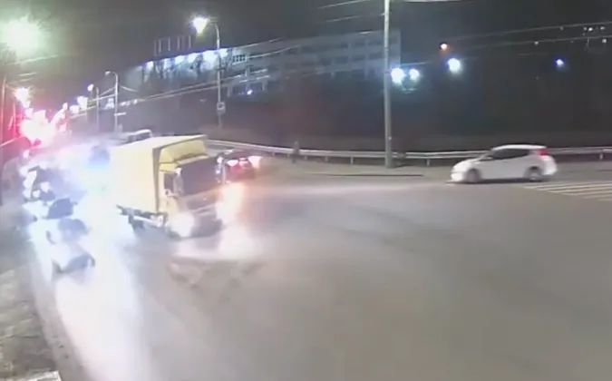 У Луцьку на Ковельській вантажівка влетіла у легковик (відео)