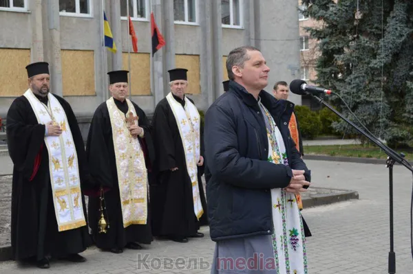 М'які іграшки на асфальті: у Ковелі вшанували жертв різанини у Бучі (фото, відео)