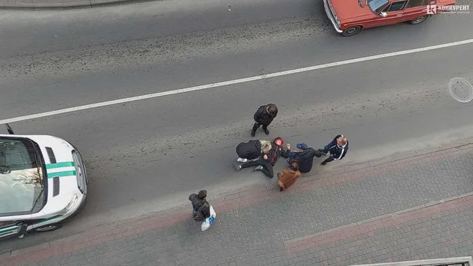 У юнака, якого збили в центрі Луцька, травми голови та хребта (відео)