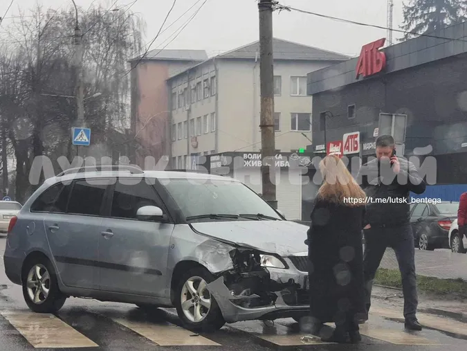 У Луцьку на Ковельській – аварія: рух ускладнений (фото)