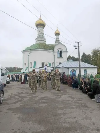 За місяць родина втратила на війні двох синів: у Володимирі попрощалися з полеглим воїном Русланом Барщевським (фото)