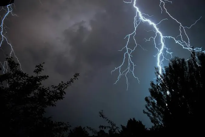 ⛈️На Луцьк сунуть грозові хмари