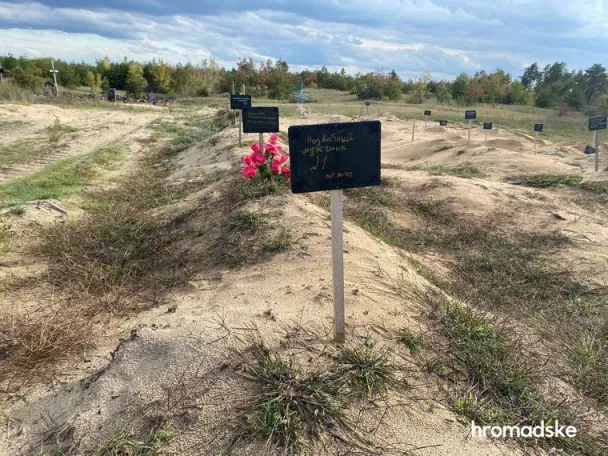 У звільненому Лимані знайшли масове поховання: людей росіяни закопували у траншеях (фото)