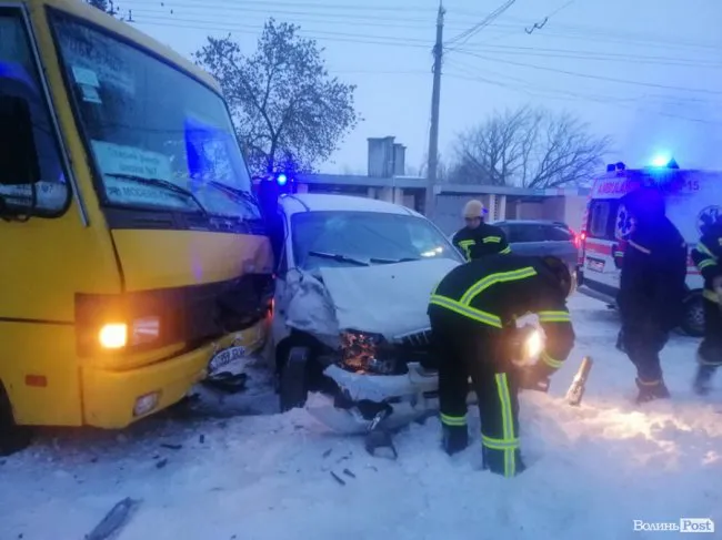 У центрі Луцька маршрутка протаранила бус (фото)