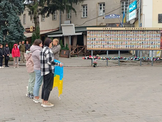 У пам'ять про загиблих захисників Луцьк зупинився в хвилині мовчання (фото)