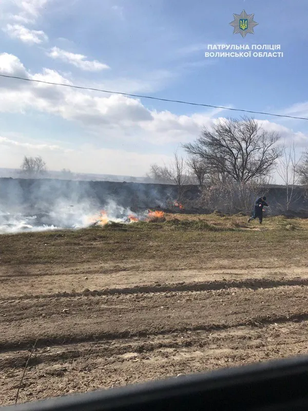 На Волині горить поле (фото, оновлено)