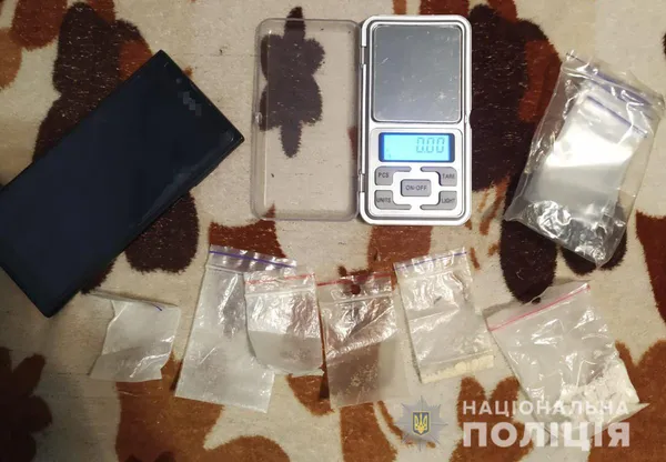 Амфетамін, метадон: у Луцьку обшукали помешкання наркоторговців (фото, відео)