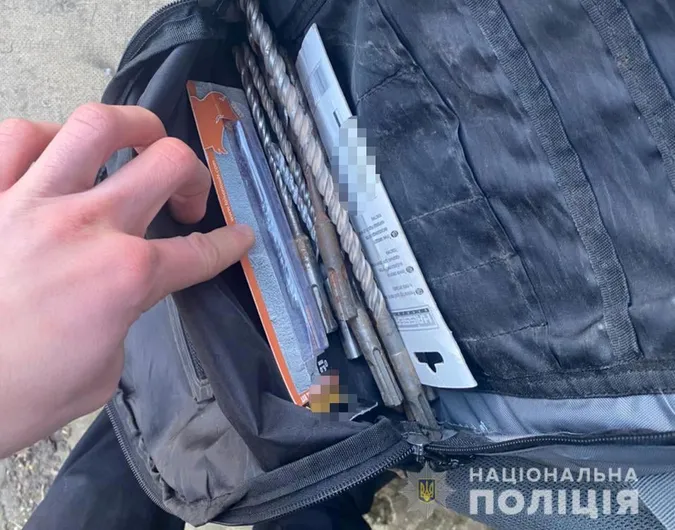 Вкрав консерви, одяг та інструменти: затримали злодія, який «обніс» гараж лучанина (фото)