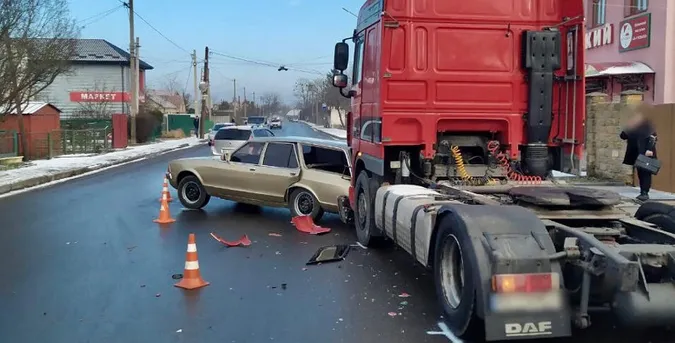 Фура протаранила припарковане авто: деталі ранкової ДТП у Луцьку (фото, відео)