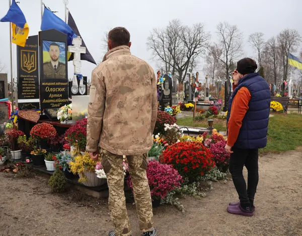 На його могилі – світлини з  улюбленцями: пам'ять про воїна з Волині бережуть врятовані ним тварини