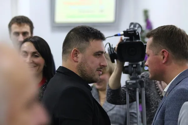 Депутат Павло Данильчук сперечається в 5-хвилинній перерві з Андрієм Козюрою