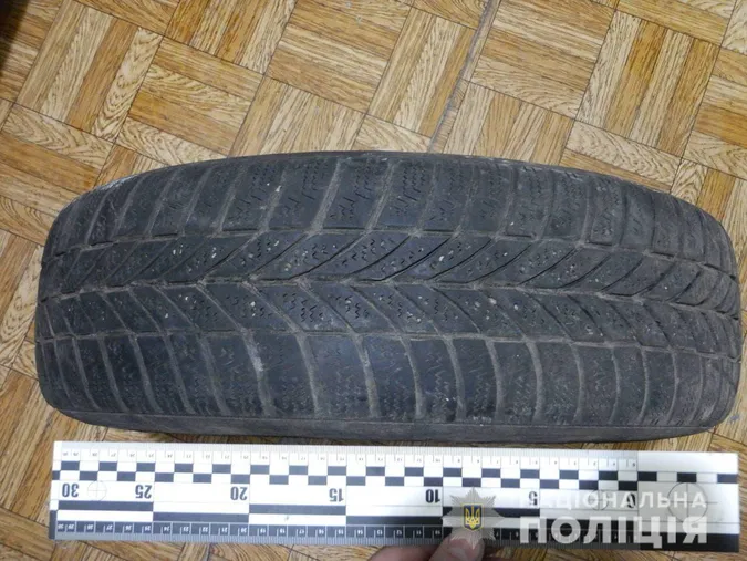 Домкрат, колесо і динамік: у Луцькому районі юнак обікрав припарковане авто (фото)