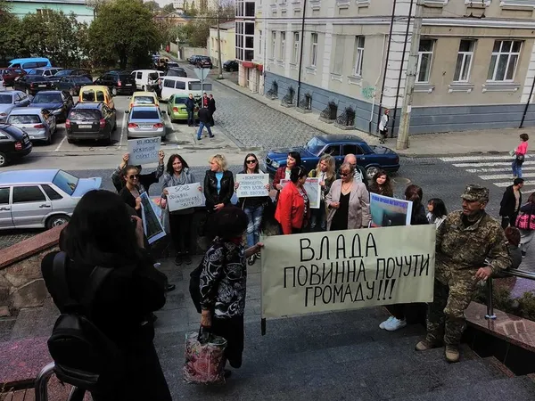Перед будівлею Луцькради – мітинг (фото) (ОНОВЛЕНО)