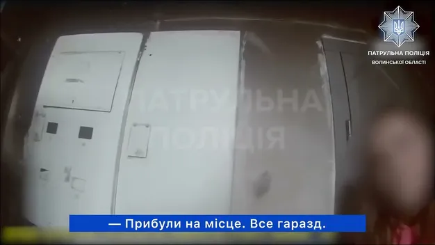 У Луцьку жінка під наркотиками ледь не випала з балкона четвертого поверху (відео)