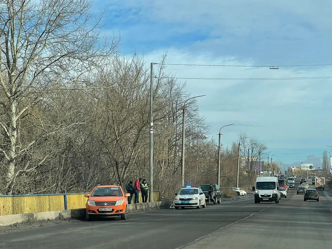 У Луцьку – аварія: пошкоджені авто стоять обабіч мосту (фото, відео, оновлено)