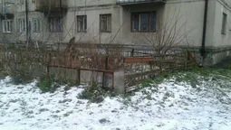 Муніципали демонтували у Луцьку "креативні" паркани з віконних рам(фото)