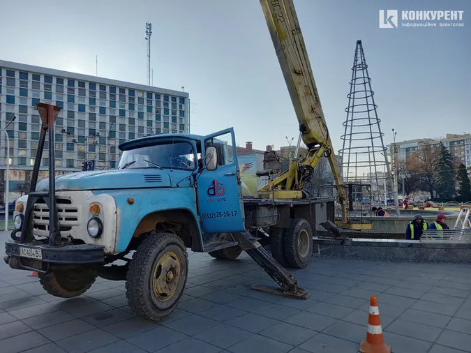У Луцьку біля «Променя» монтують новорічну ялинку (фото)