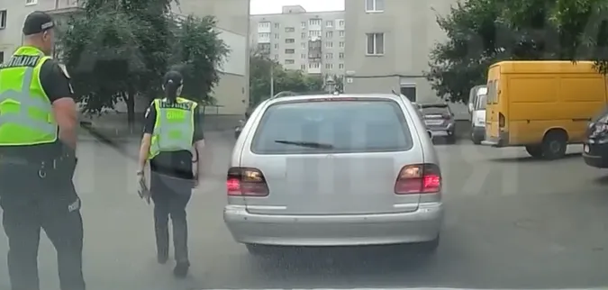 У Луцьку п'яний на «мерсі» серед білого дня «вишивав» по ЛПЗ (відео)
