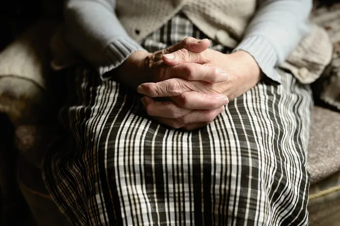Українці отримуватимуть пенсії тільки на картку: деталі