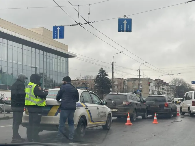 У Луцьку перед світлофором зіткнулися Renault і Toyota (фото)