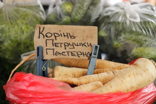 Дорожче, ніж минулого року: скільки коштують овочі та фрукти на Північному ринку у Луцьку (фото)
