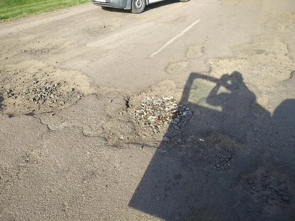 На Волині ями «полатали» сміттям
