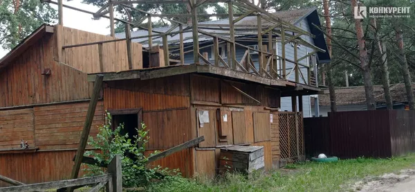 Це колись був заклад зі смачною кухнею і кальянами, а на другому поверсі розташовувалась гарна тераса