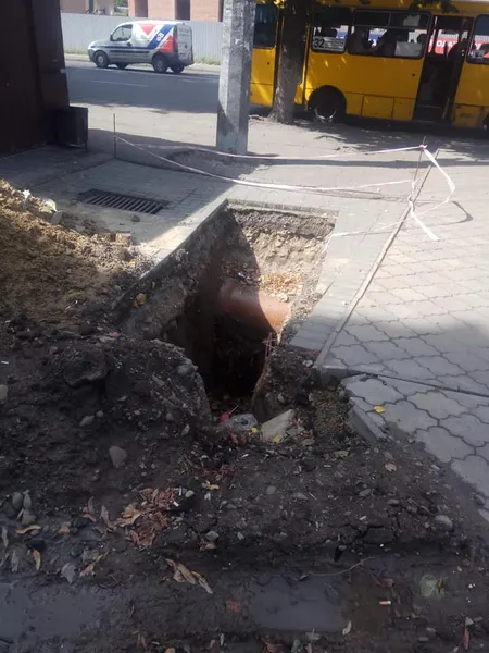 До біди недалеко: лучанин скаржиться на розриті каналізаційні мережі