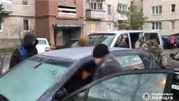 З'явилося відео затримання лучанина, який надсилав дітям порно