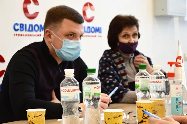 «Наші законотворці нищать українців», – у Луцьку підприємці зустрілися з податківцями (фото)