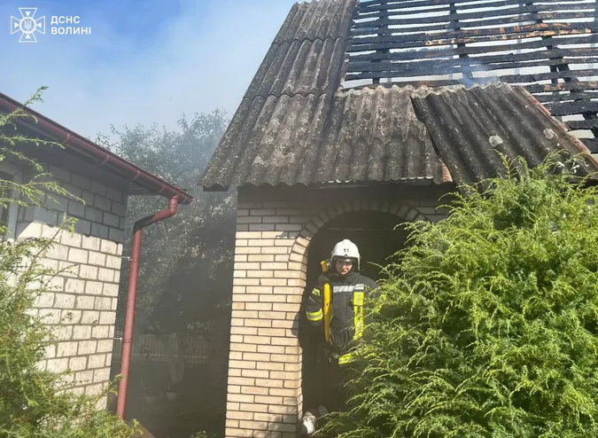 У курортному селі на Волині горів житловий будинок (фото)