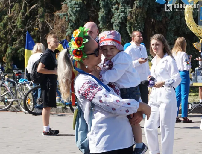 Лучани у День міста тілами склали карту України (фото)