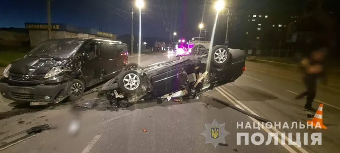 Двоє людей – у лікарні: деталі нічної ДТП у Луцьку (фото, відео)