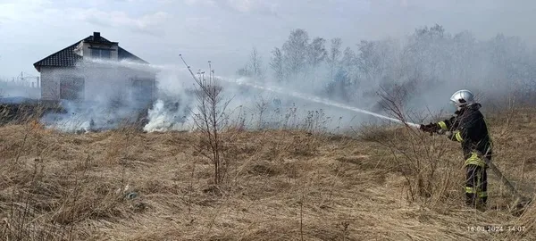 На Волині чоловік ледь не спопелив будинок сусідам, коли палив траву (фото)