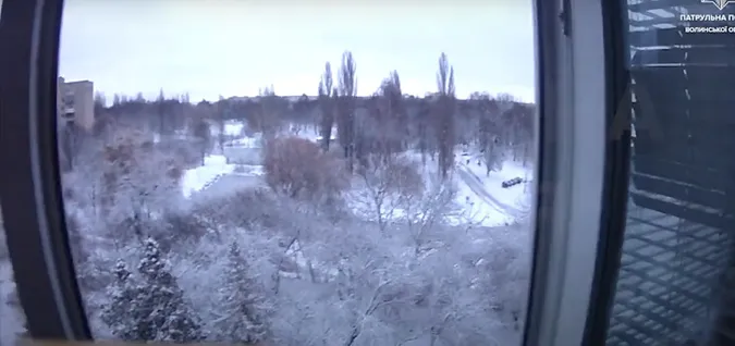 Зняли з вікна силою: патрульні показали, як врятували лучанина від самогубства (відео)