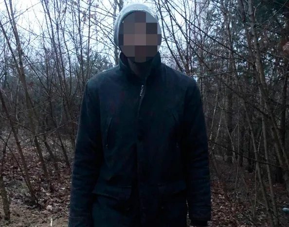 Місяць жив у землянці в лісі: на Рівненщині затримали можливого корегувальника (фото)