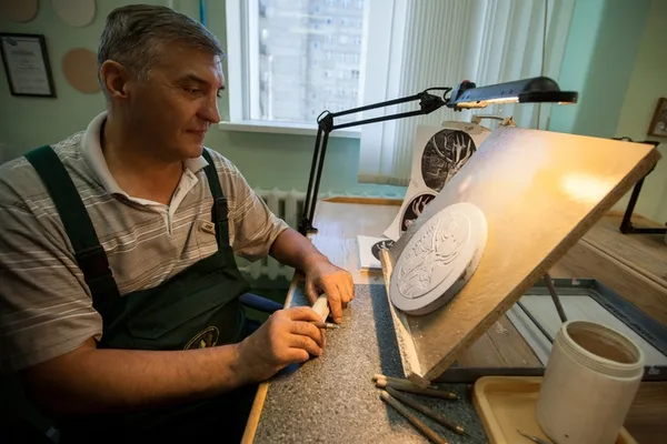 Один з етапів виробництва пам'ятної монети на Монетному дворі Національного банку України