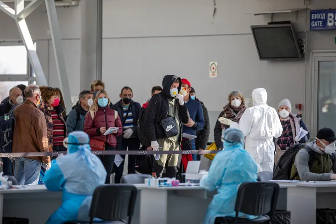 Минулої доби з-за кордону повернулися 13,5 тисячі українців (фото)