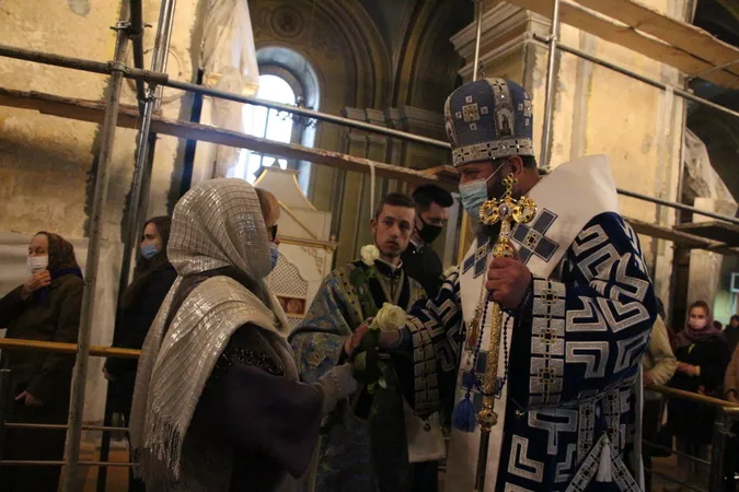У луцькому соборі митрополит Михаїл роздавав жінкам білі троянди (фото)