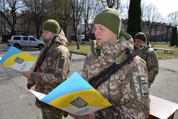 «Рано чи пізно довелося б одягнути форму»: історії лучан, які поповнили лави прикордонників (фото)